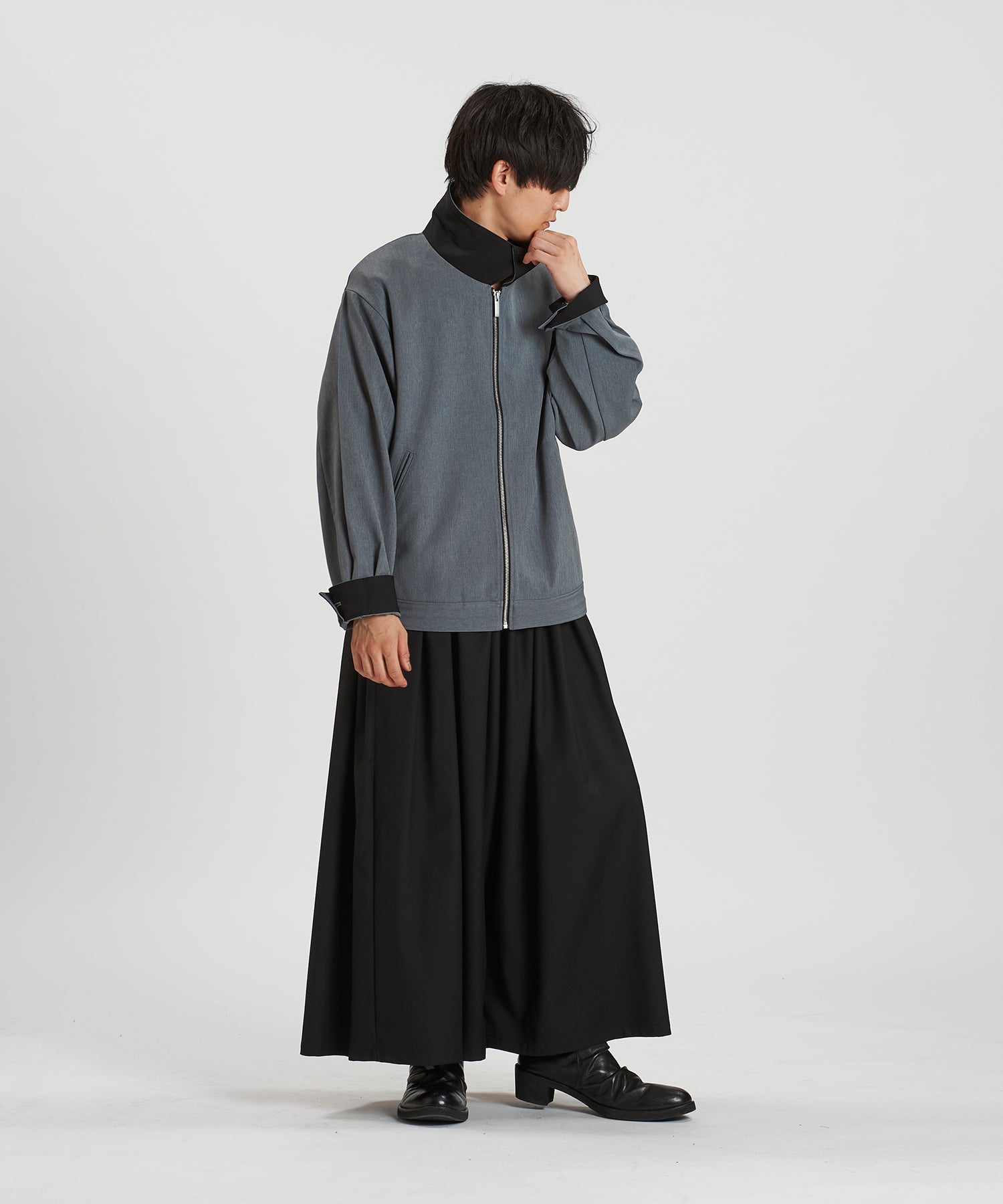 GRAY Model:H169cm