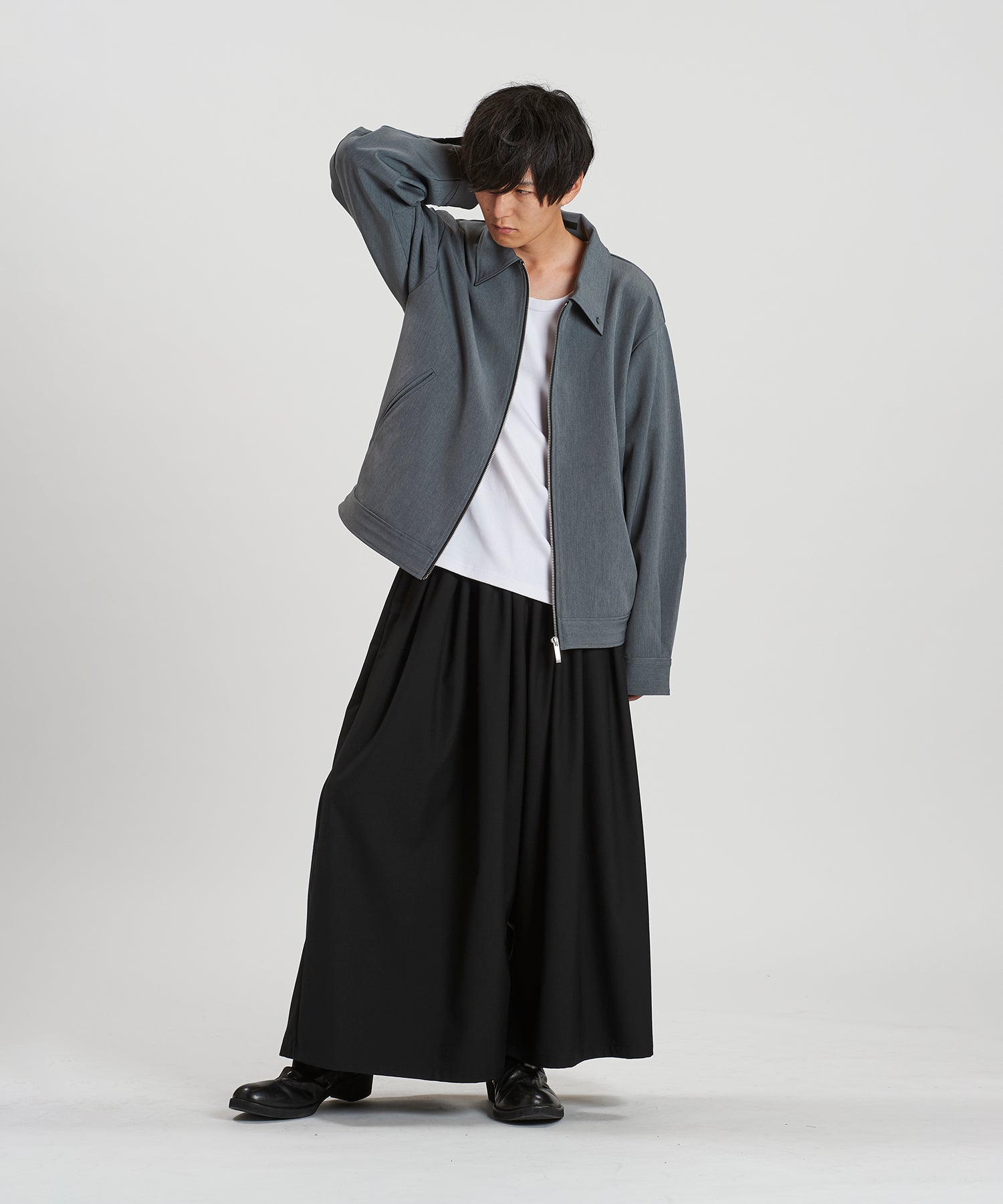 GRAY Model:H169cm