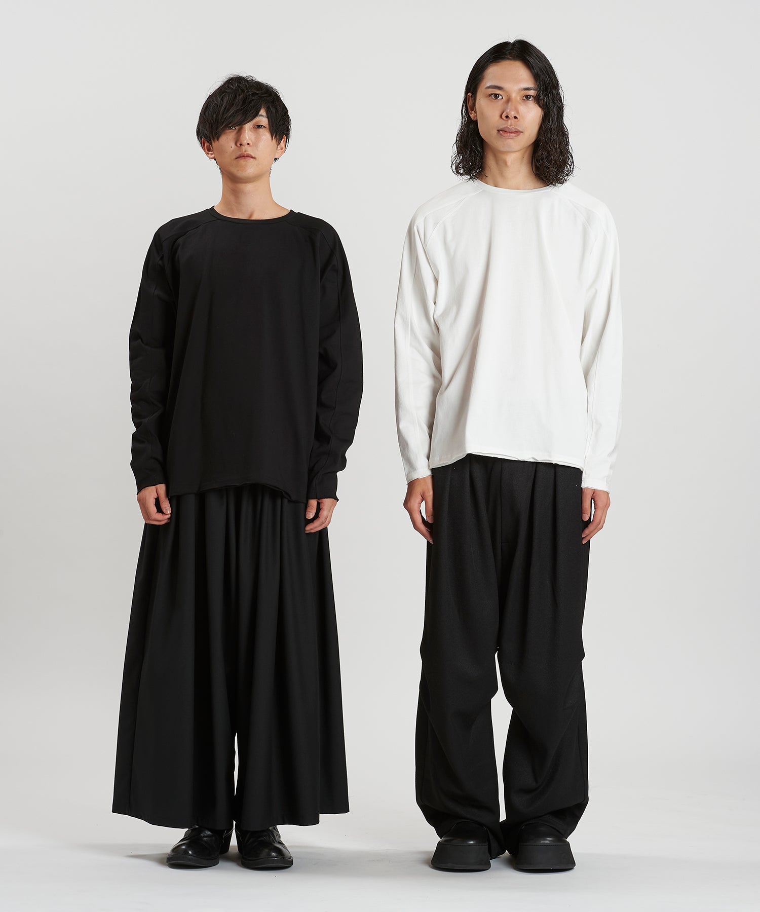 BLACK Model:H169cm / WHITE Model:H180cm