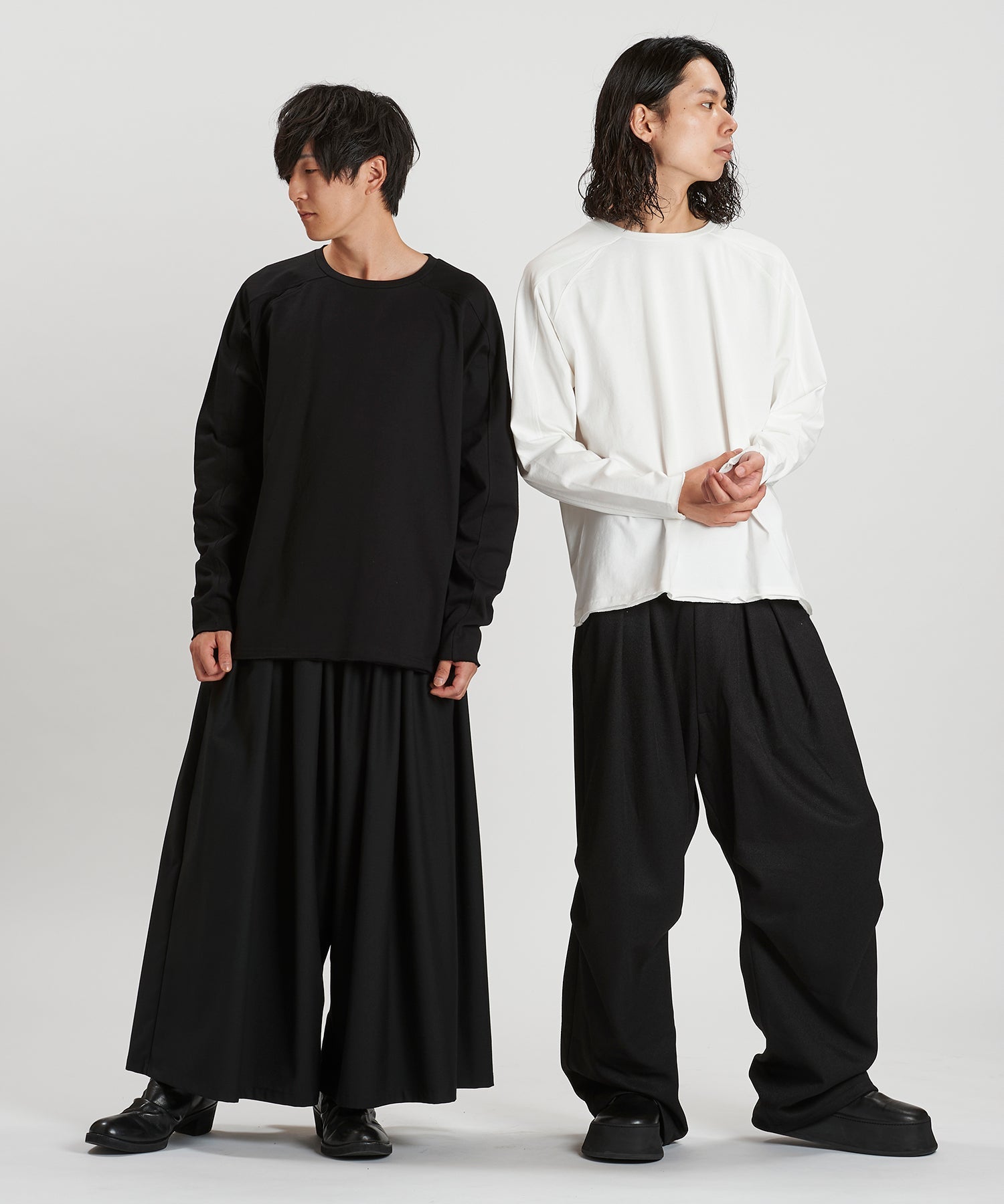 BLACK Model:H169cm / WHITE Model:H180cm