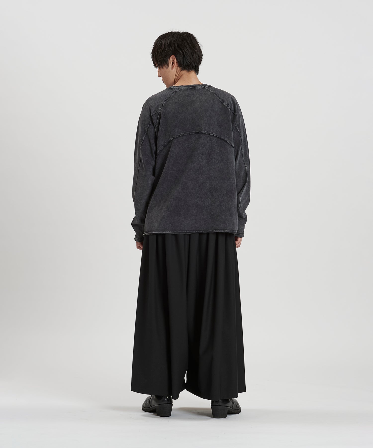 GRAY Model:H169cm