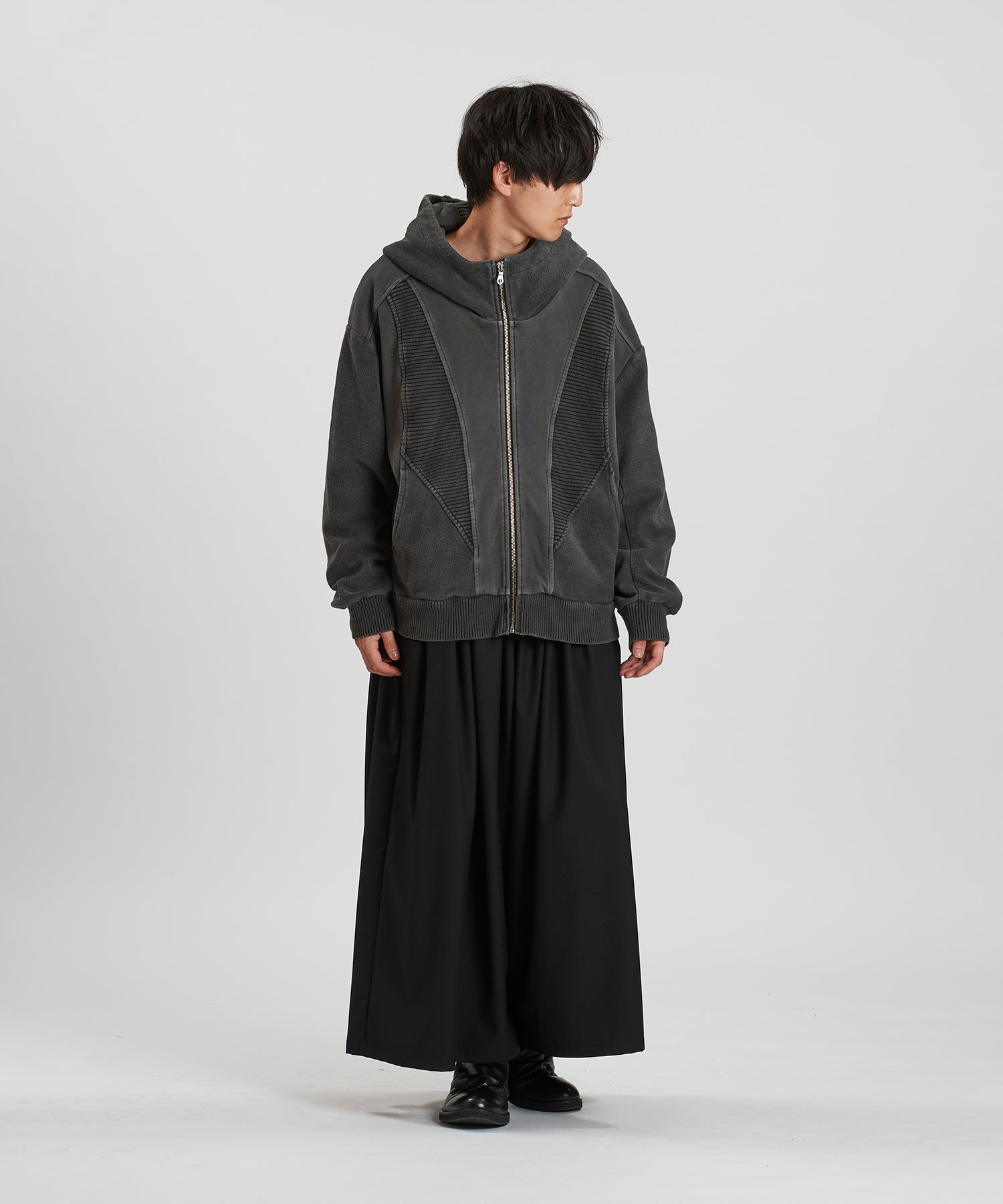 GRAY Model:H169cm