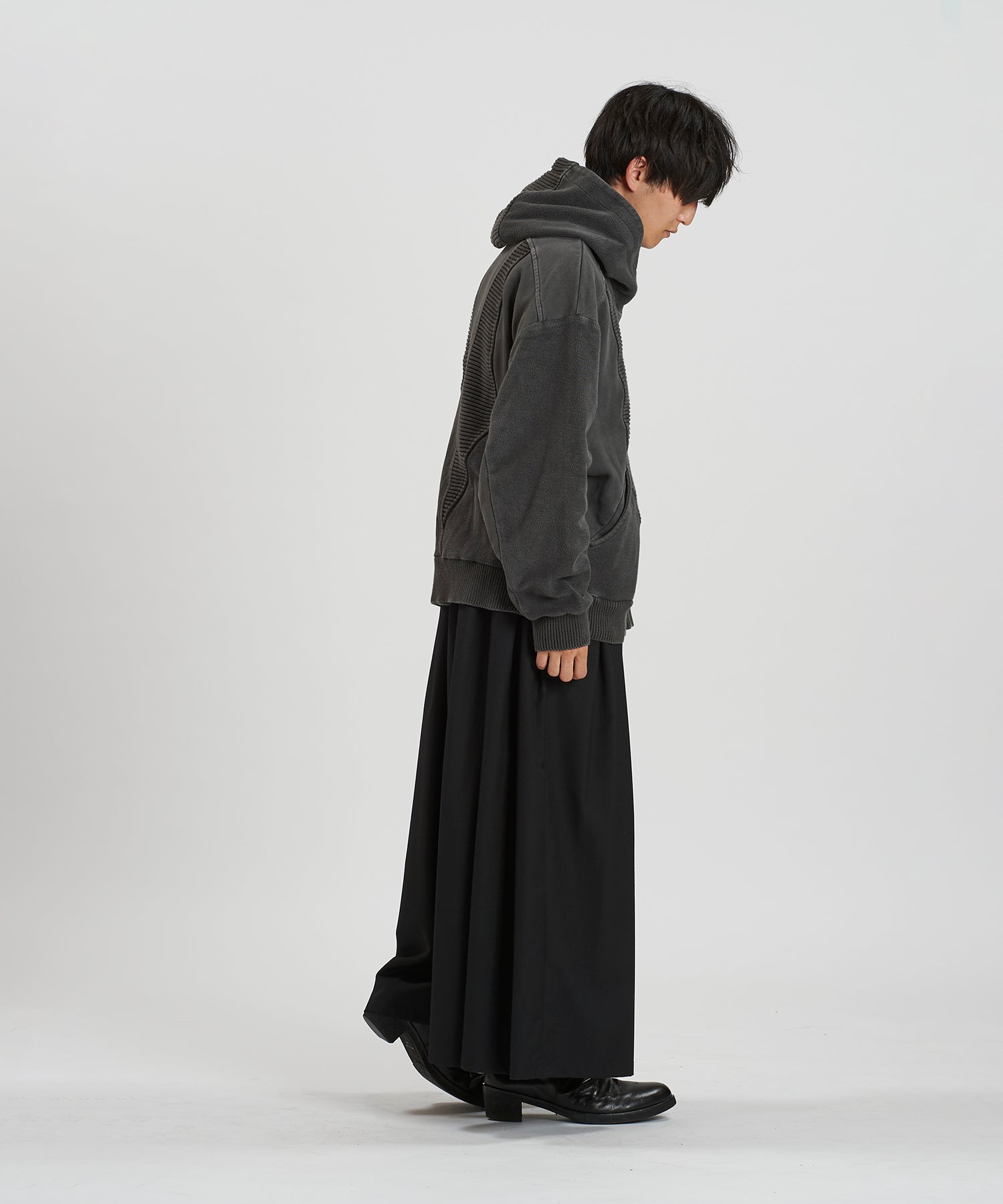 GRAY Model:H169cm