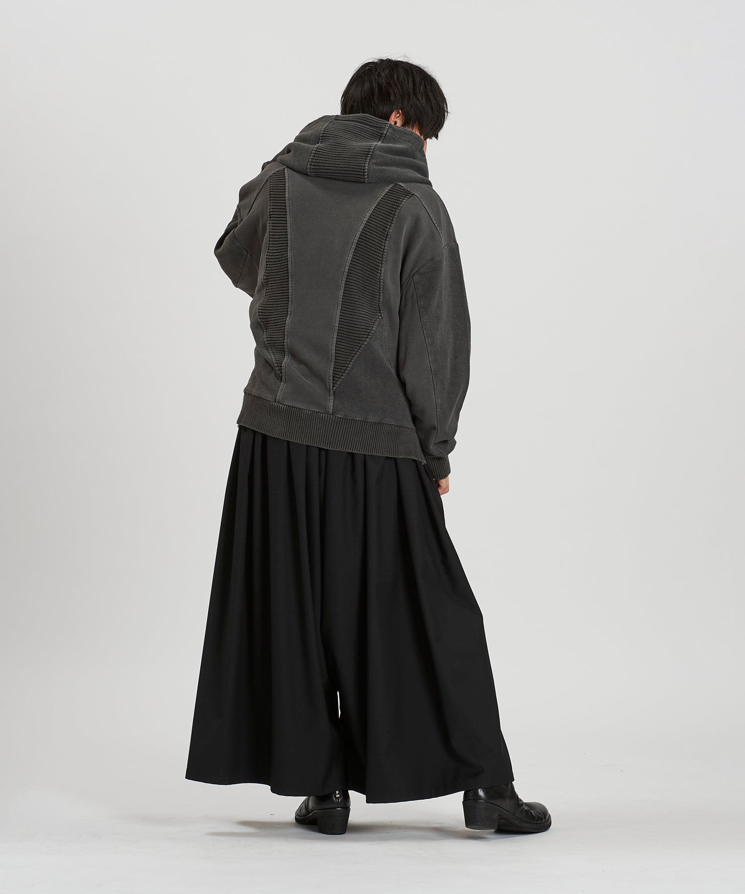GRAY Model:H169cm