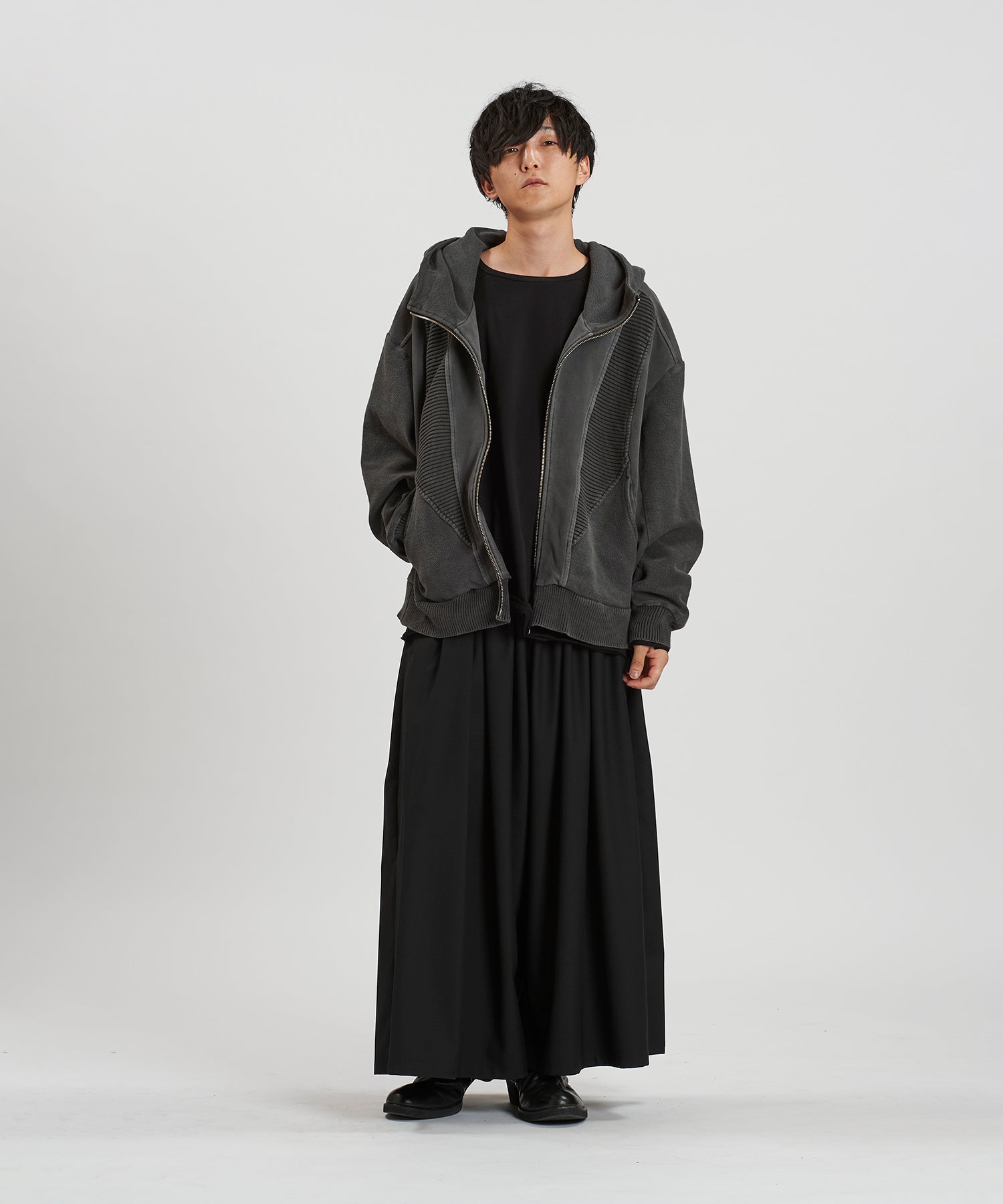 GRAY Model:H169cm