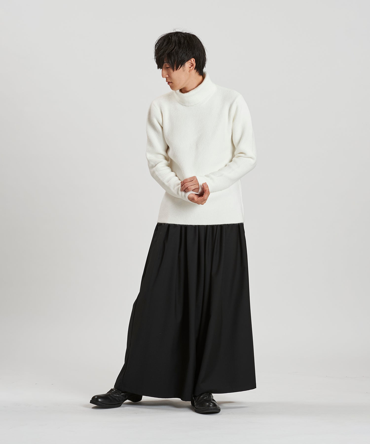 WHITE Model:H169cm