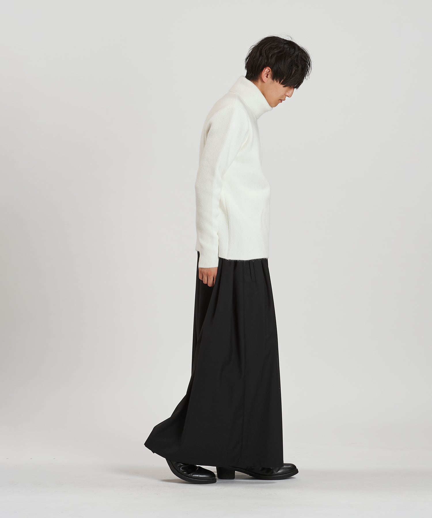 WHITE Model:H169cm