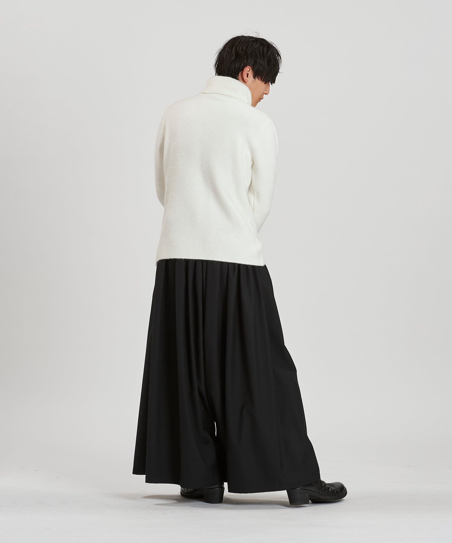 WHITE Model:H169cm