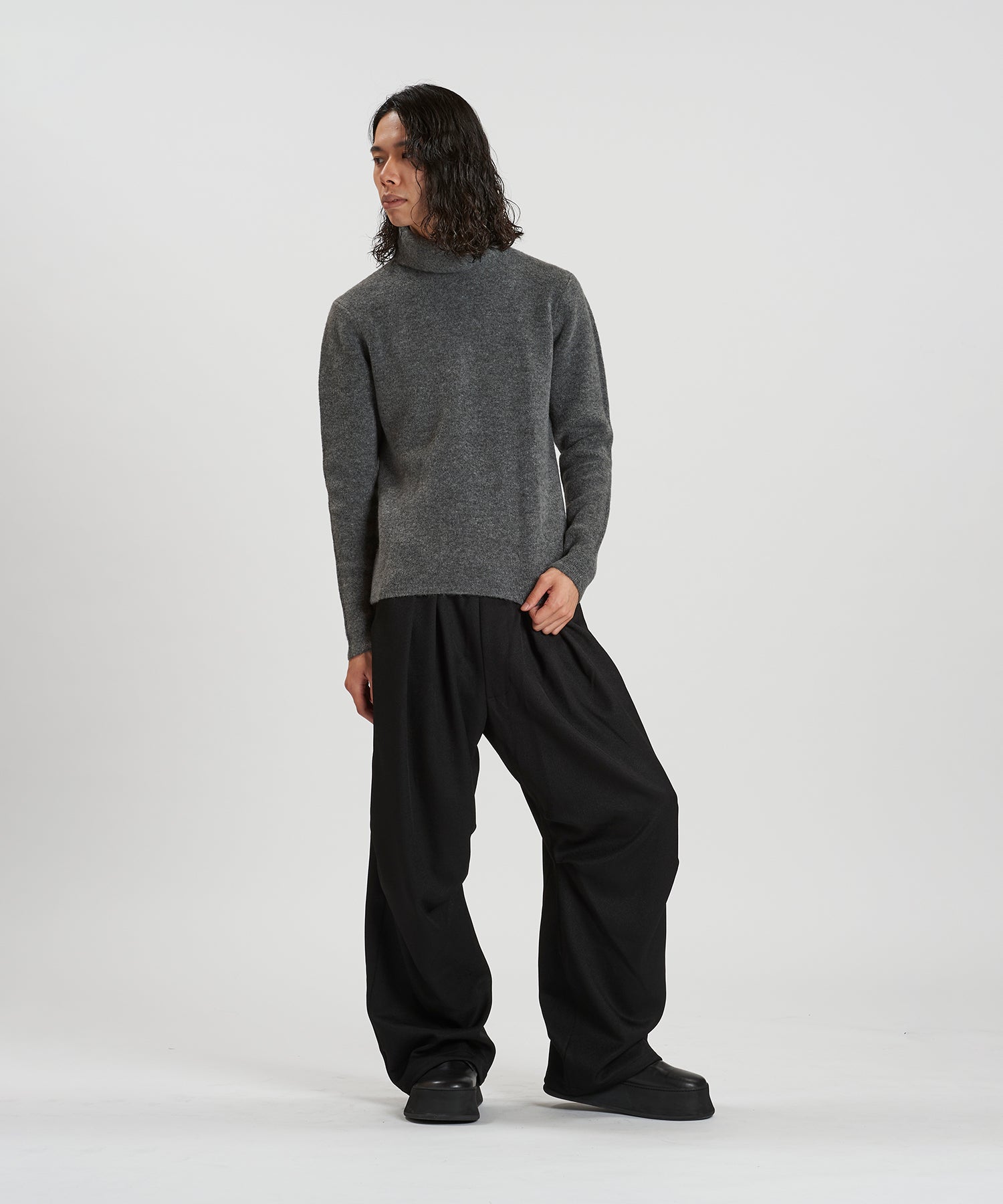 GRAY Model:H180cm