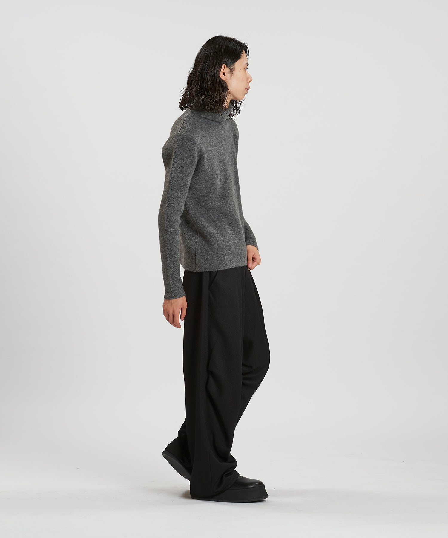 GRAY Model:H180cm