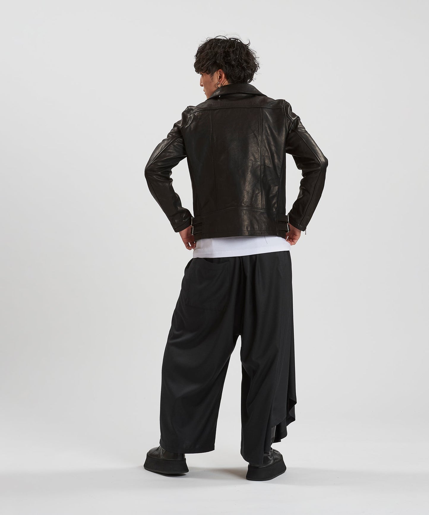 BLACK Model:H169cm