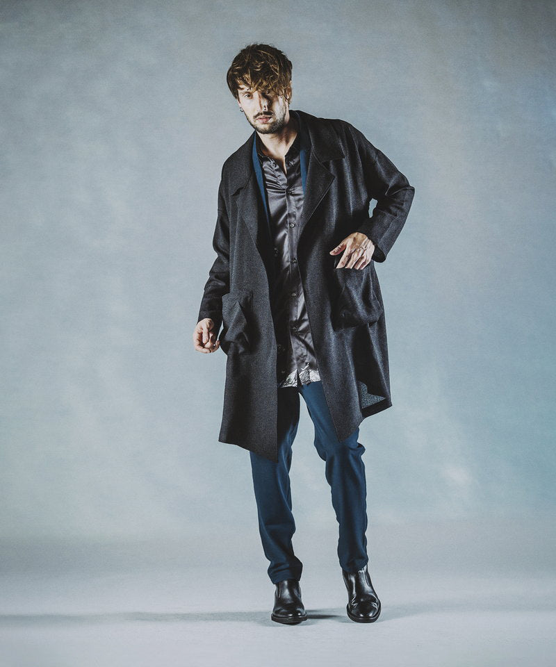 Buttonless draped coat