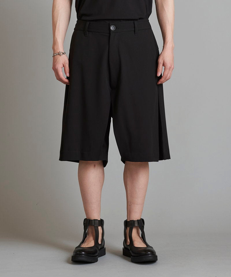 Inverted pleated half trousers