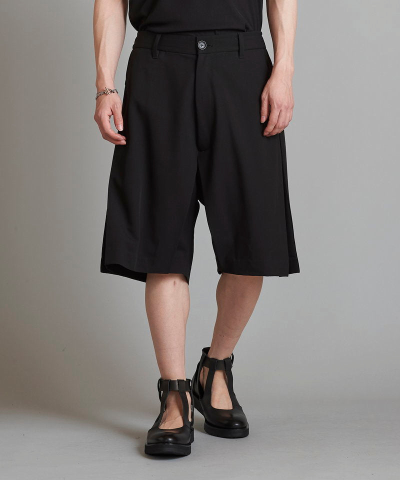 Inverted pleated half trousers