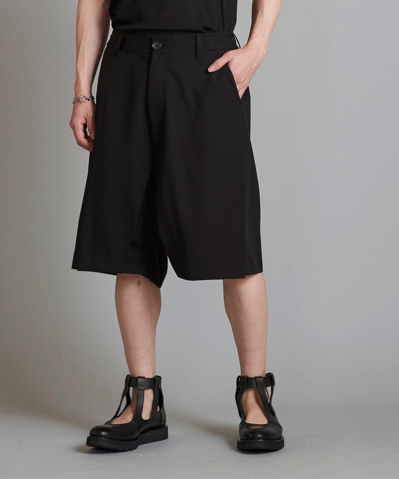 Inverted pleated half trousers