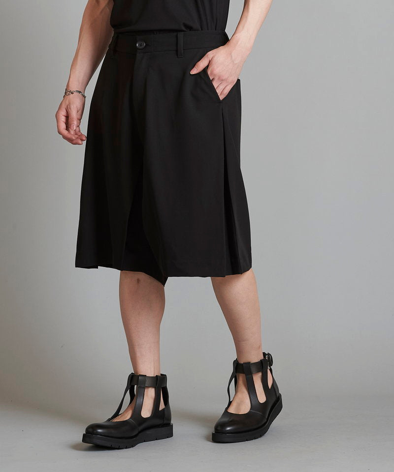 Inverted pleated half trousers