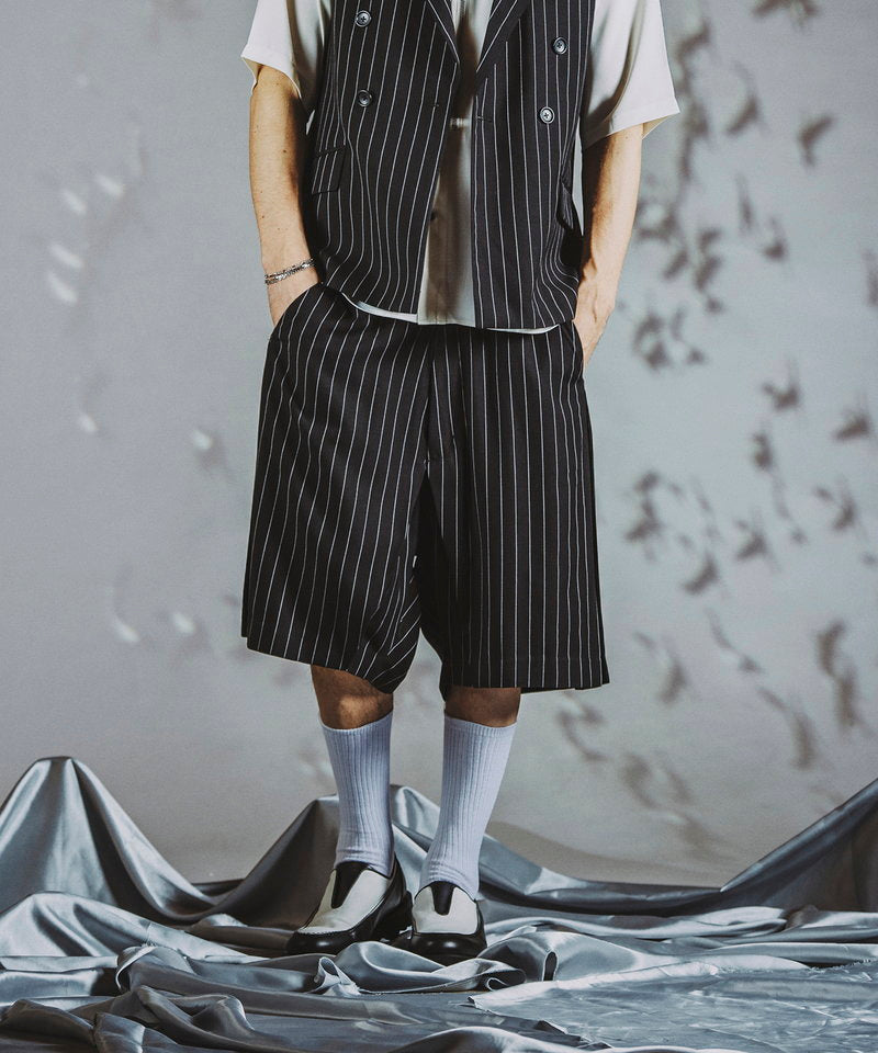 Inverted pleated half trousers