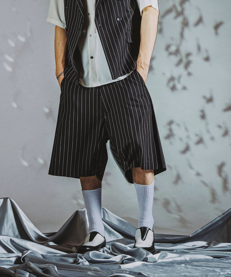 Inverted pleated half trousers