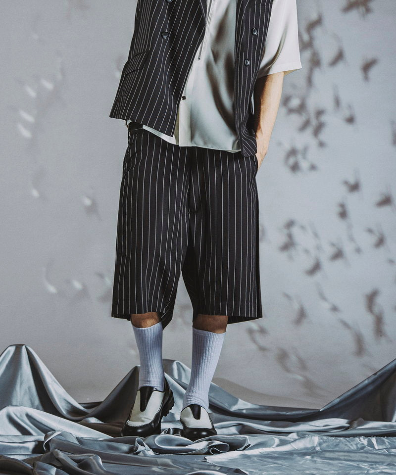 Inverted pleated half trousers