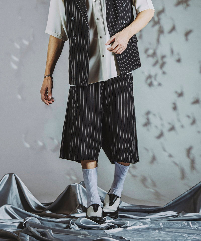 Inverted pleated half trousers