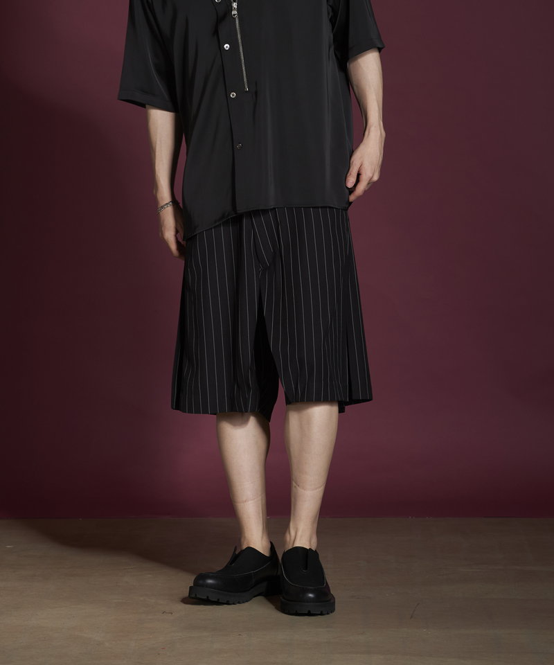 Inverted pleated half trousers