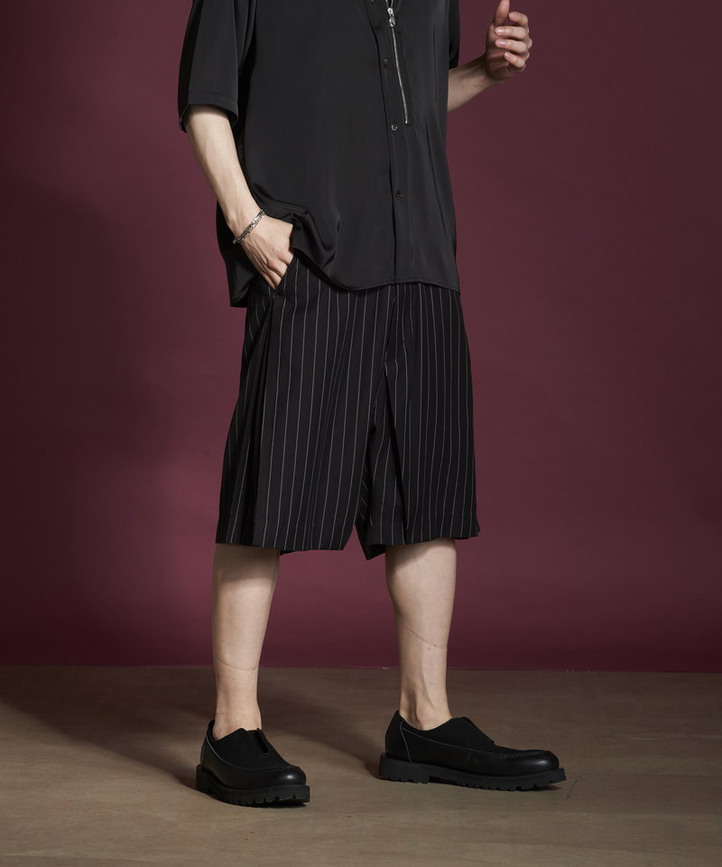 Inverted pleated half trousers