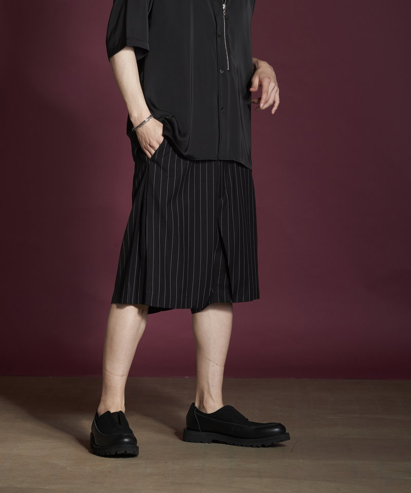 Inverted pleated half trousers