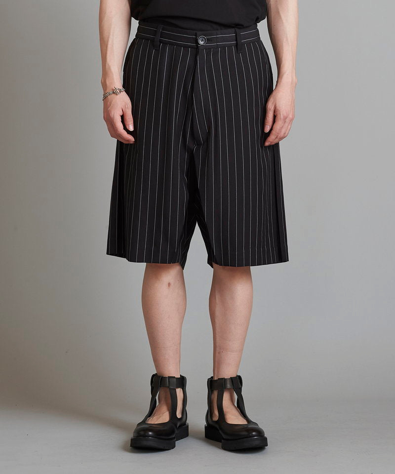 Inverted pleated half trousers