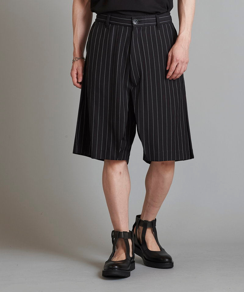 Inverted pleated half trousers