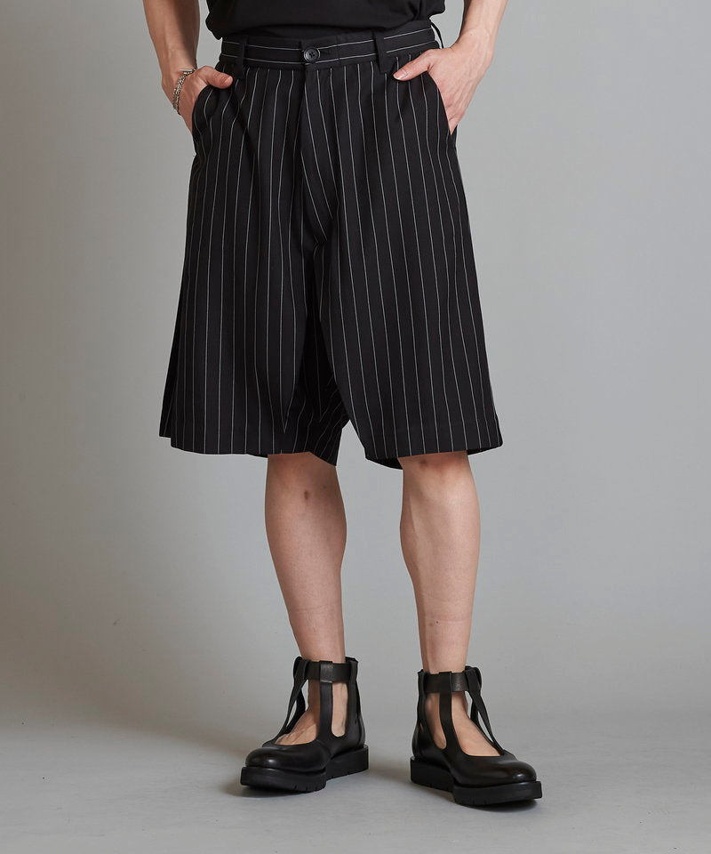 Inverted pleated half trousers