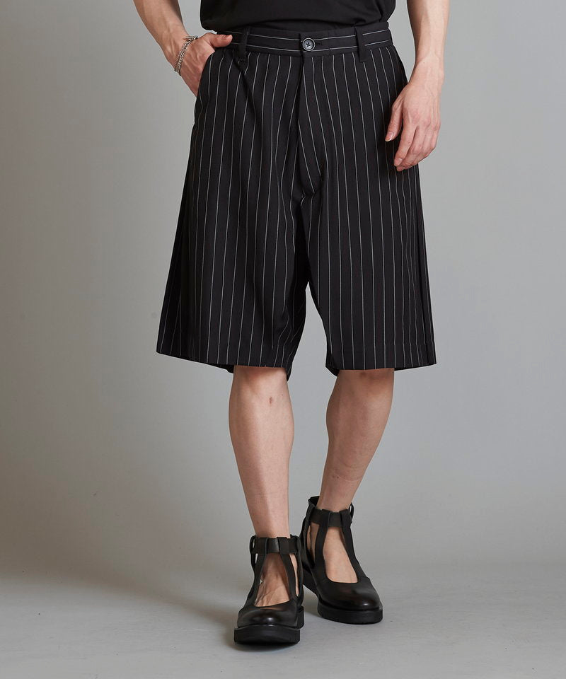 Inverted pleated half trousers