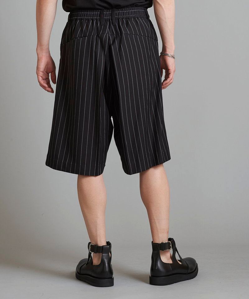 Inverted pleated half trousers