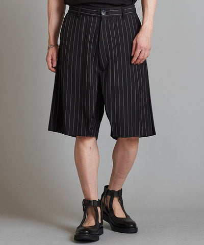 Inverted pleated half trousers