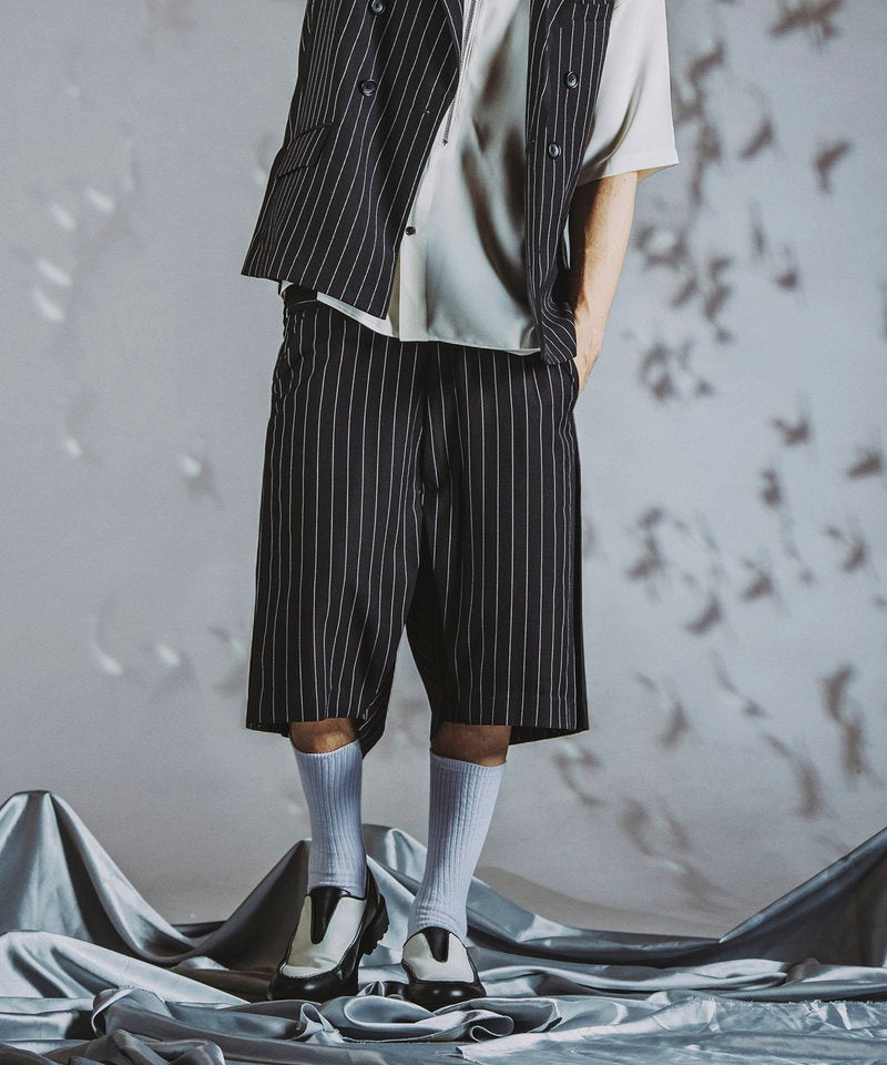 Inverted pleated half trousers