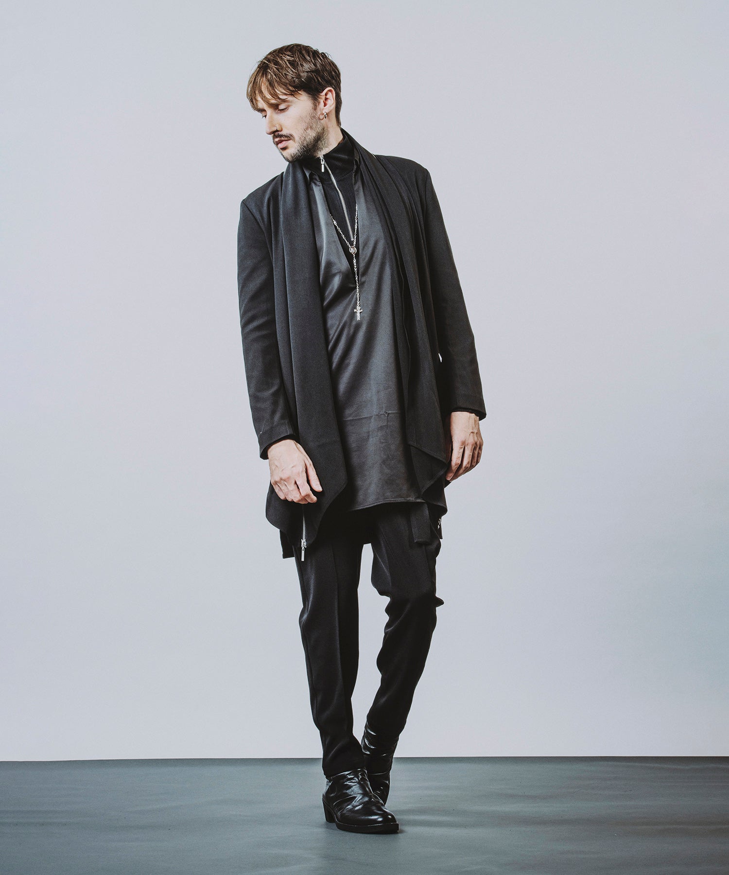 Belted tapered trousers