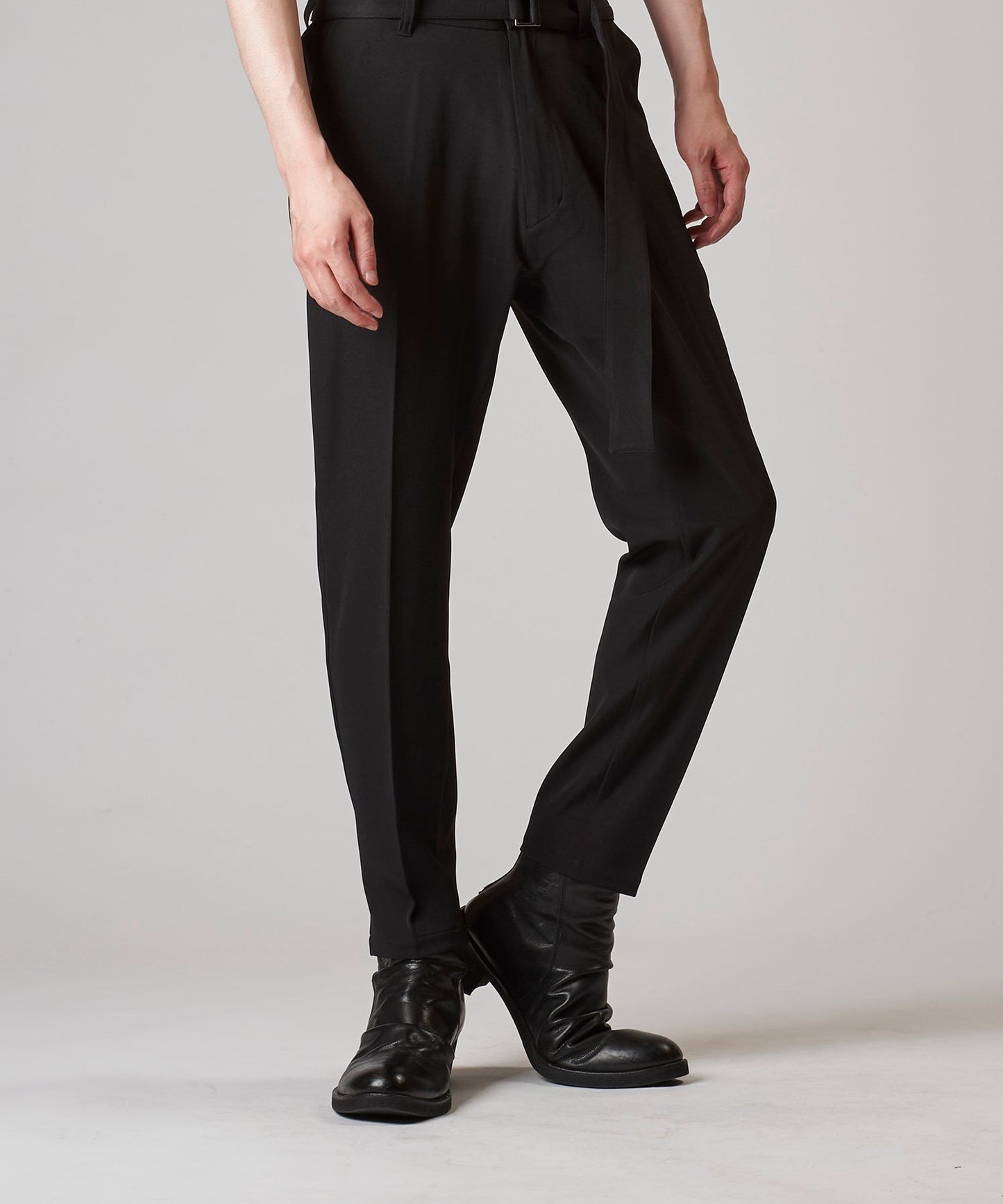 Belted tapered trousers