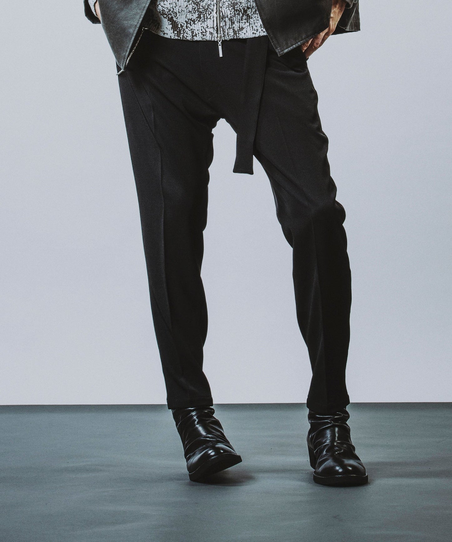 Belted tapered trousers