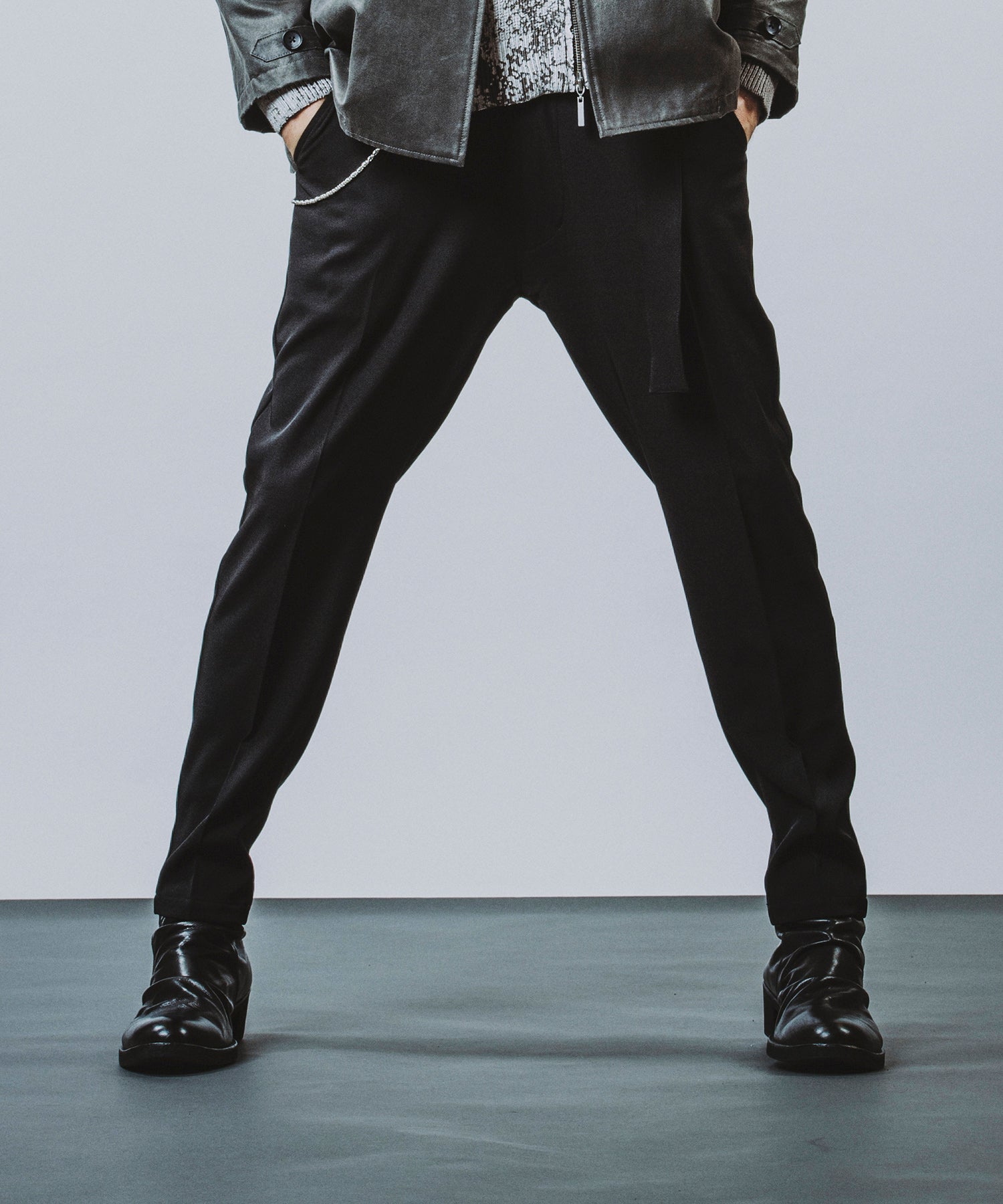 Belted tapered trousers