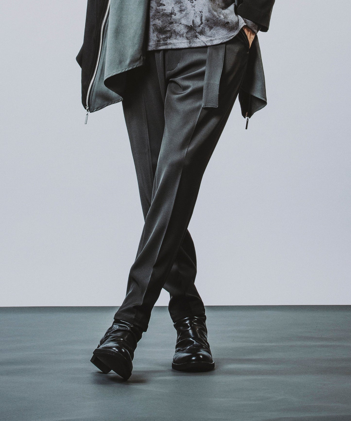 Belted tapered trousers