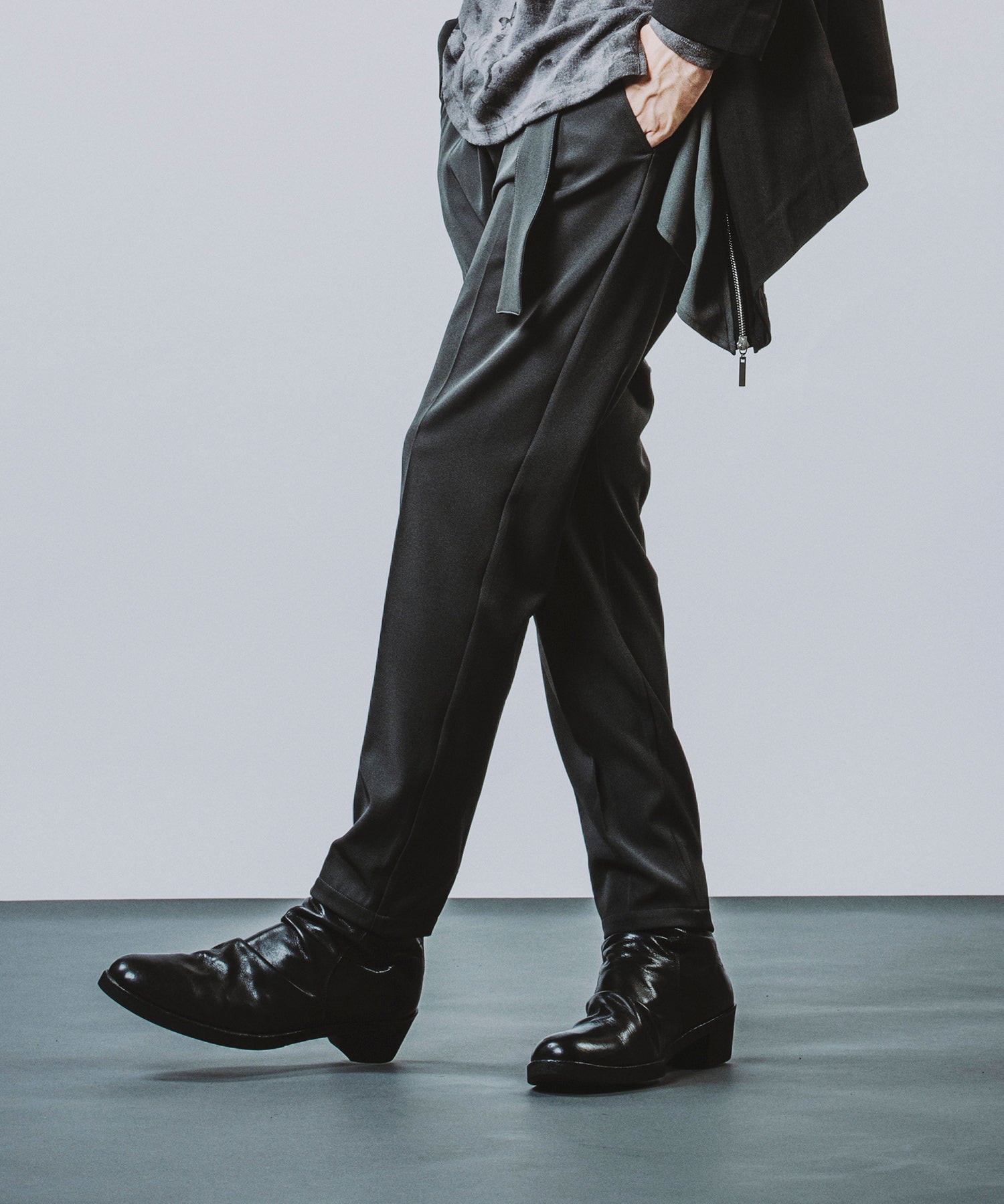 Belted tapered trousers