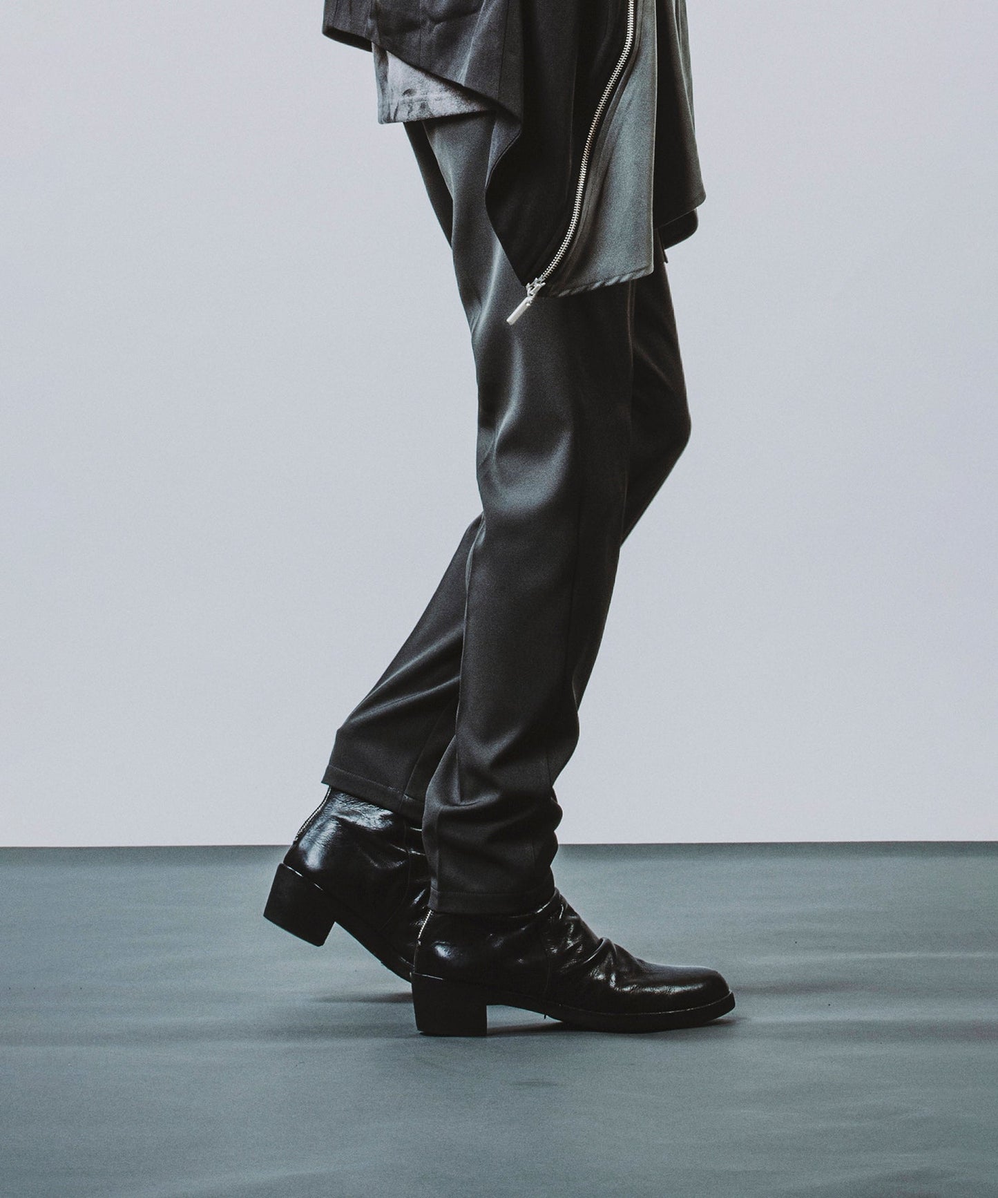 Belted tapered trousers