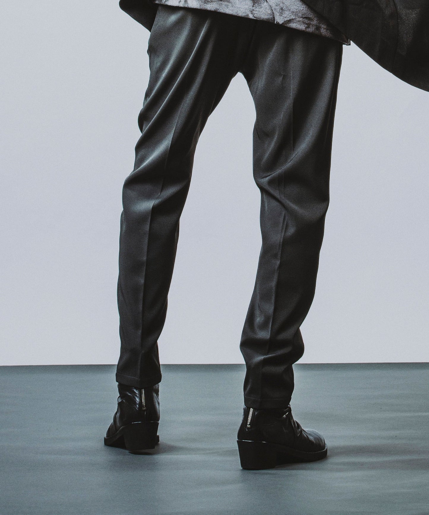 Belted tapered trousers