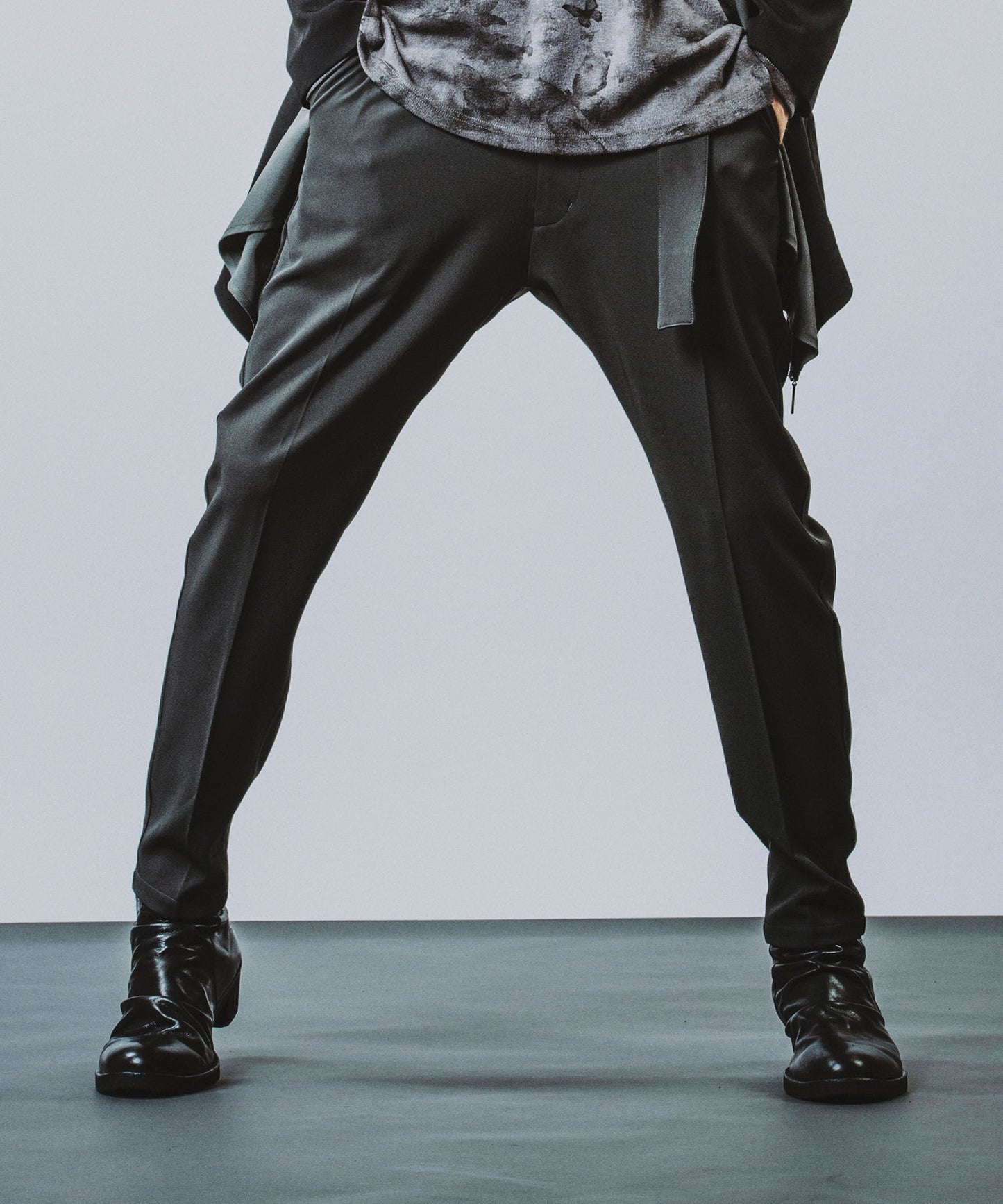 Belted tapered trousers