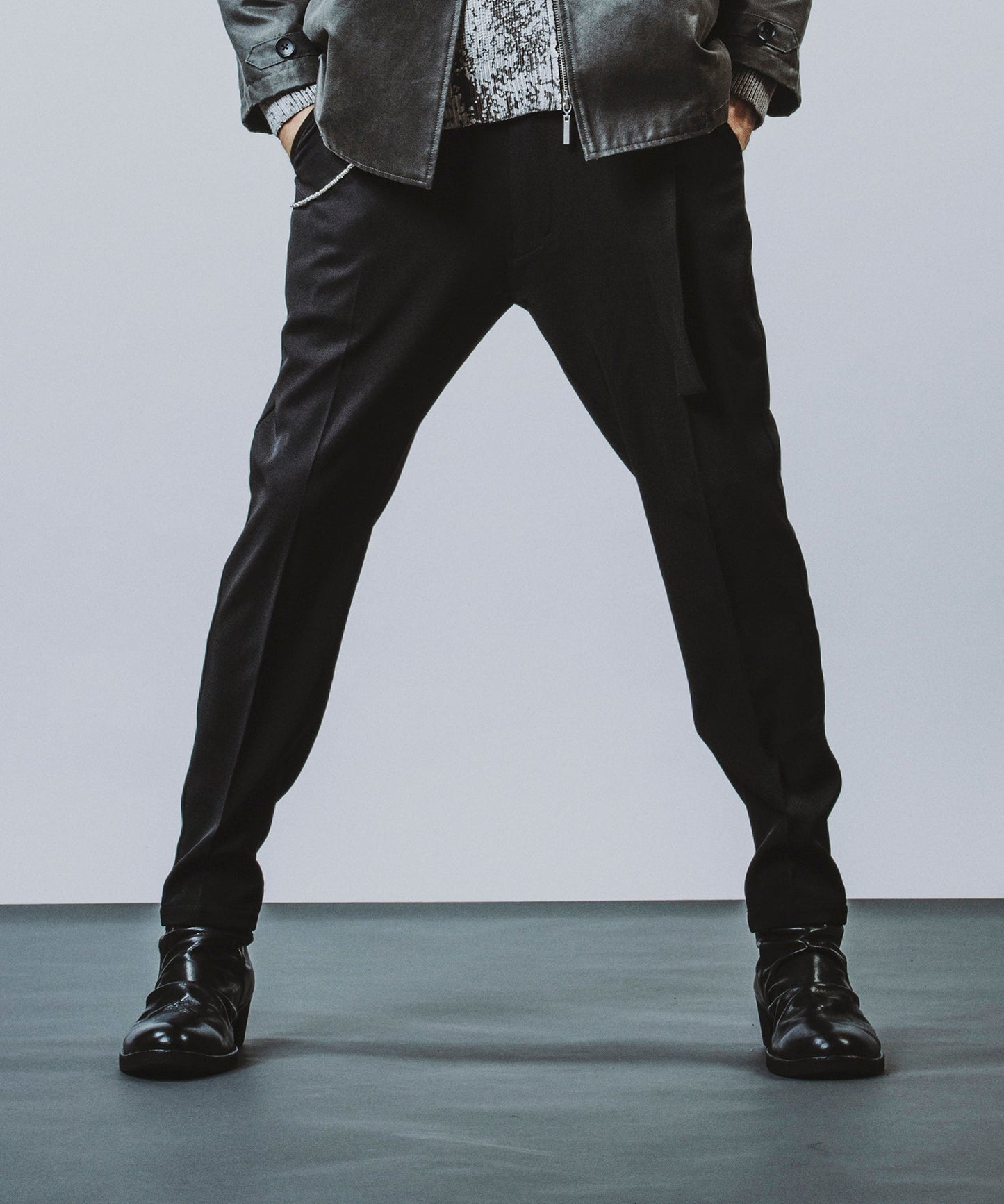 Belted tapered trousers