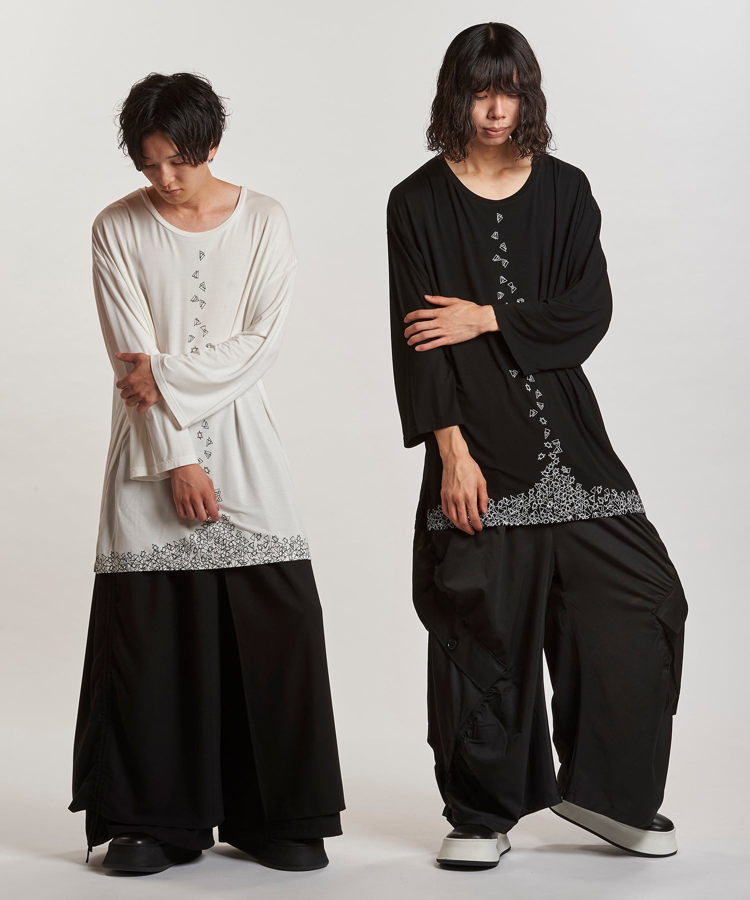WHITE Model:H169cm / BLACK Model:H180cm
