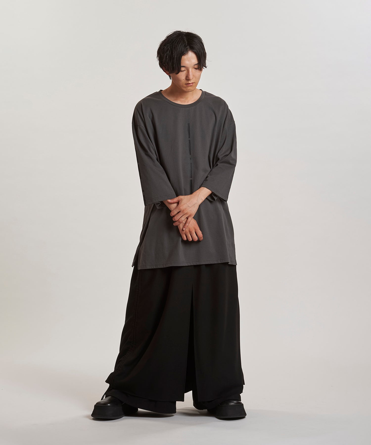 GRAY Model:H169cm