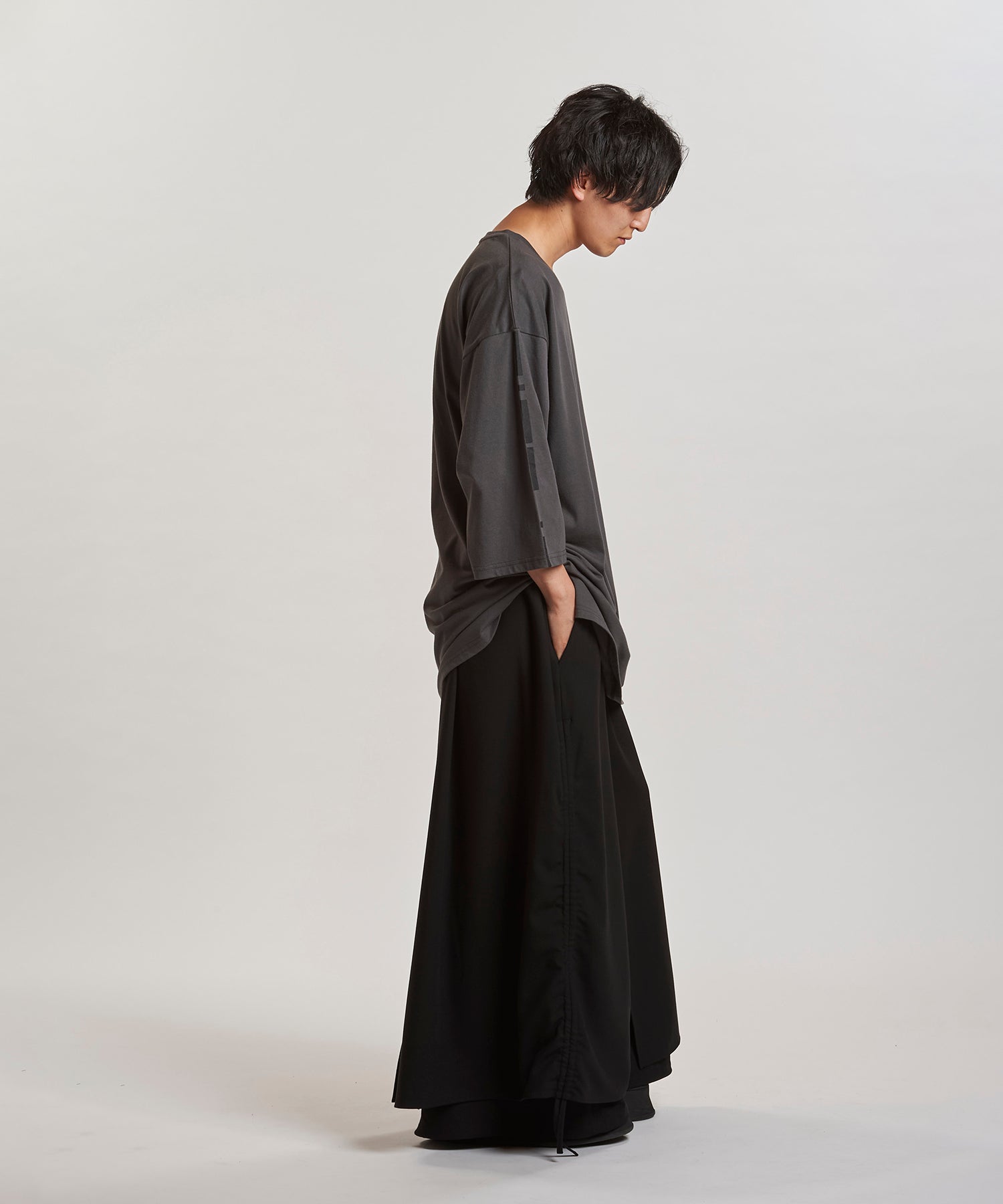 GRAY Model:H169cm