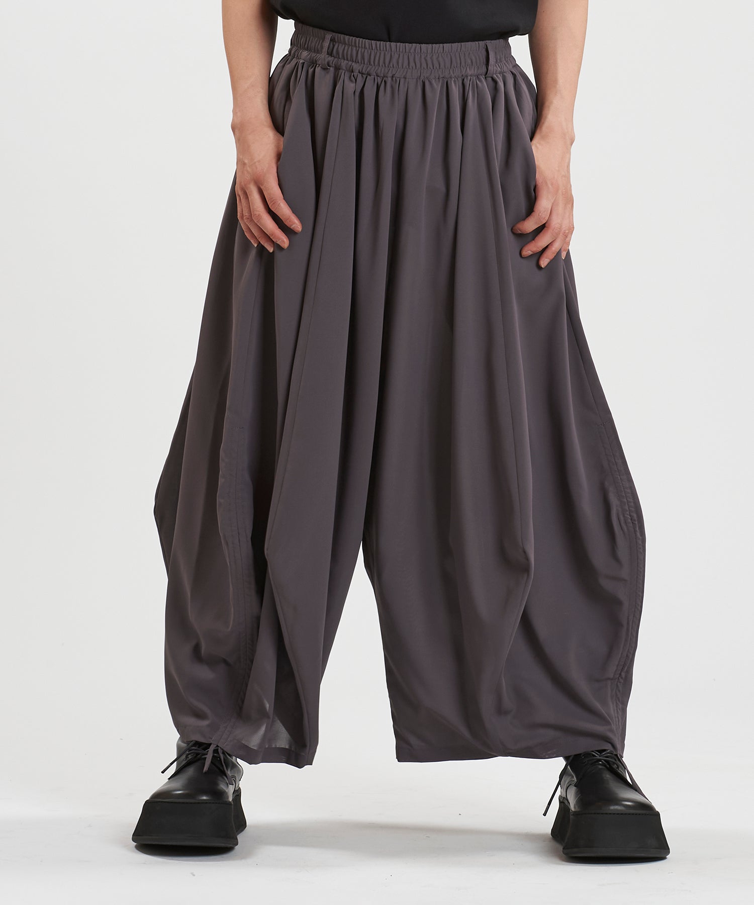 GRAY Model:H169cm