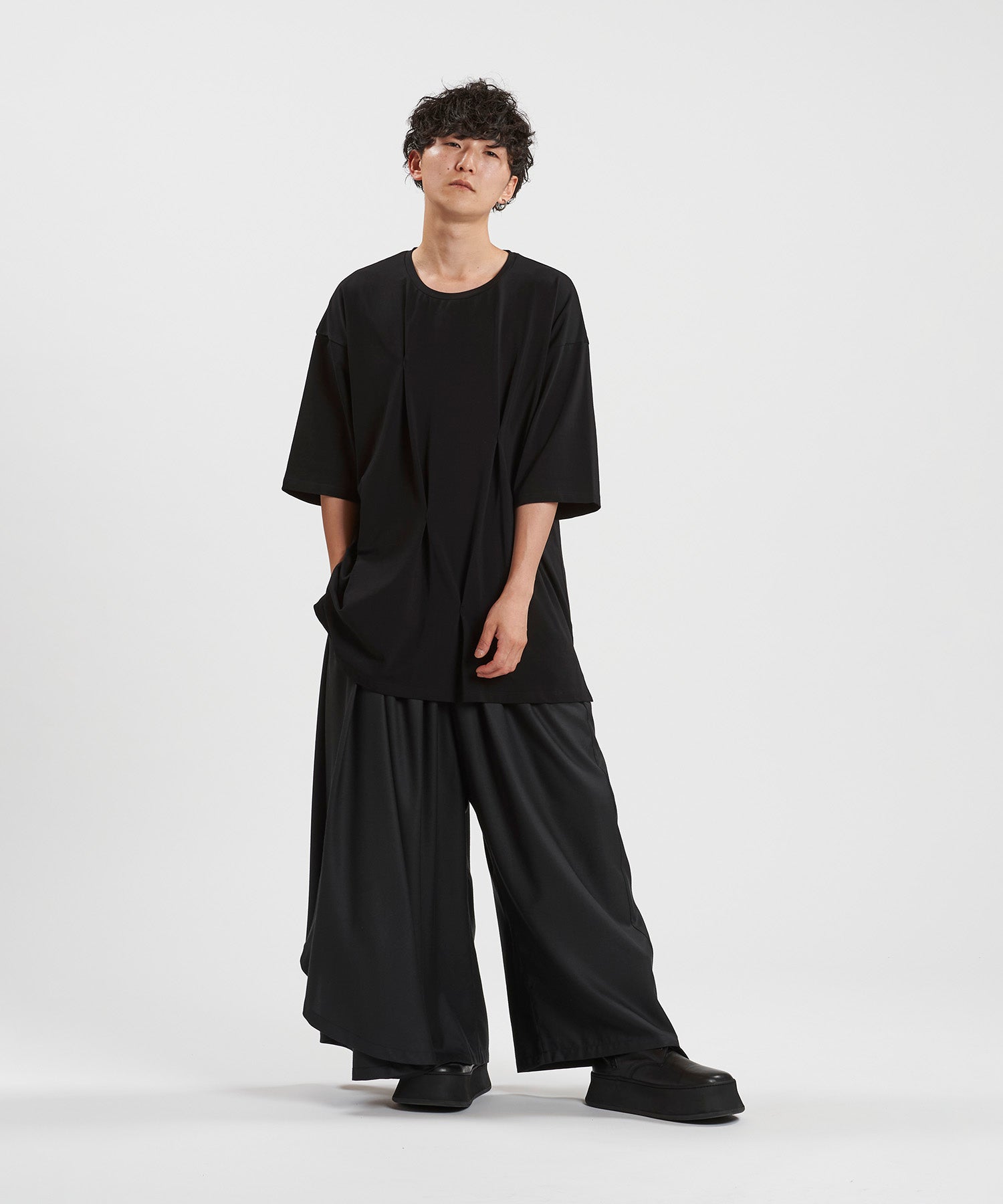 BLACK Model:H169cm
