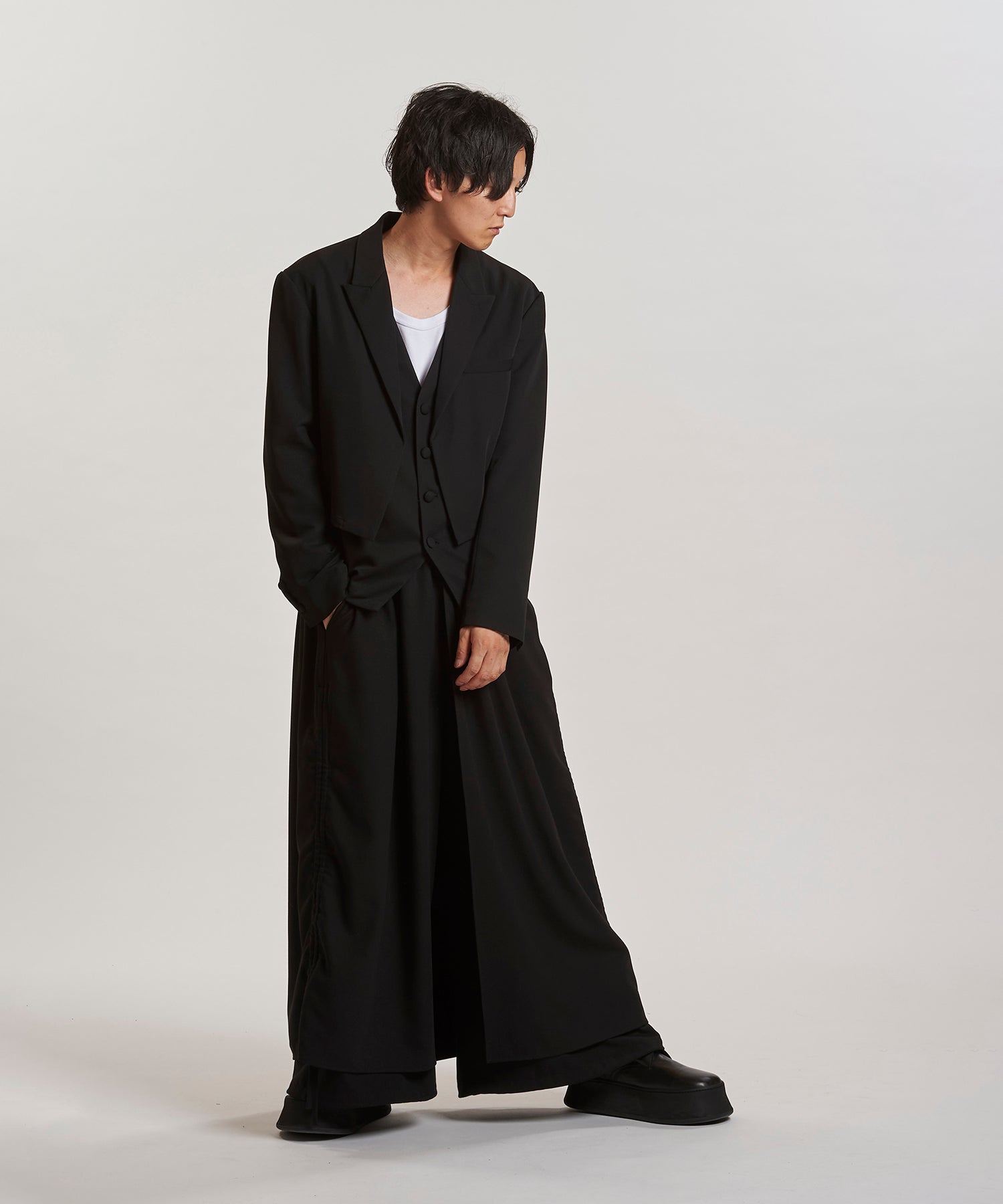 BLACK Model:H169cm
